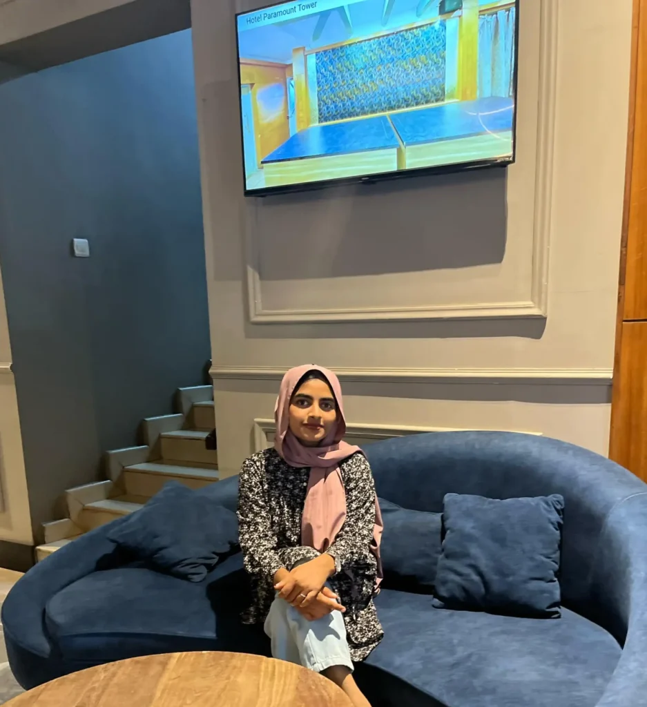 sahala, freelance digital marketer sitting in a restaurent